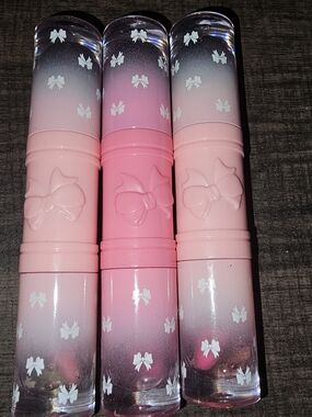 Dual Ended Lip. Lip Stain/Lip Gloss. Use Together or Separate.